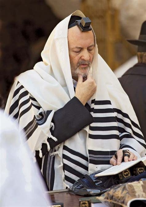 What are your customs with the tallit gadol? : r/Judaism