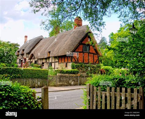 Anne Hathaway's Cottage near Stratford-Upon-Avon Stock Photo - Alamy