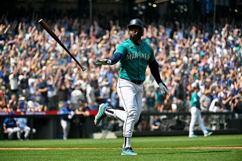 Watch: Mariners stay hot as Teoscar Hernández hits grand salami