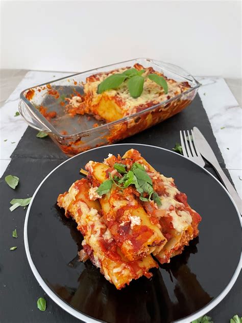 Homemade Cannelloni with Tomato Sauce - TheUniCook