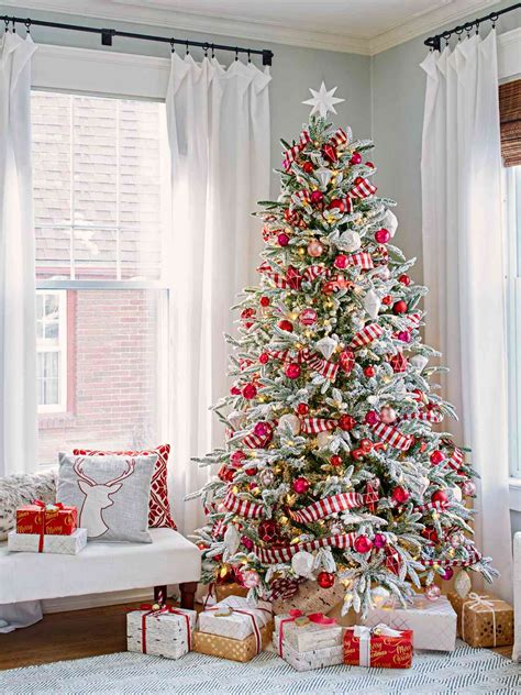 How to Decorate a Christmas Tree in 3 Easy Steps