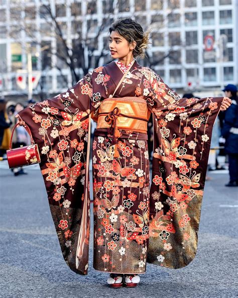 Tokyo Fashion: Traditional Japanese furisode kimono on the streets of ...