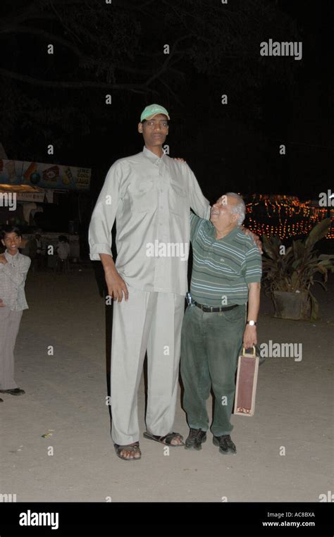 SMA79137 Eight feet tall man with old man in Vrindavan Garden Mysore ...