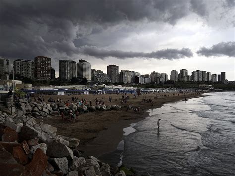 Storm in Mar del Plata: hundreds of tourists had to leave the beach due ...