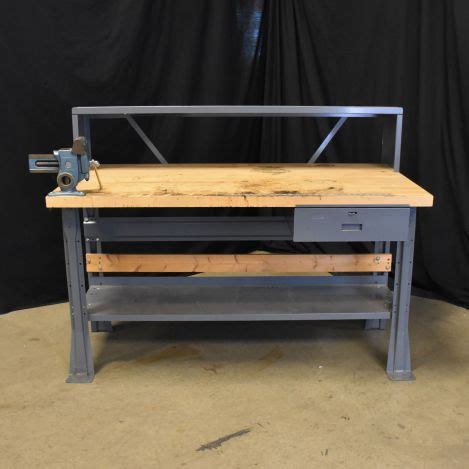 Workbench-with-Vise