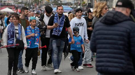 Napoli fans go from celebrating to reacting to draw – KGET 17