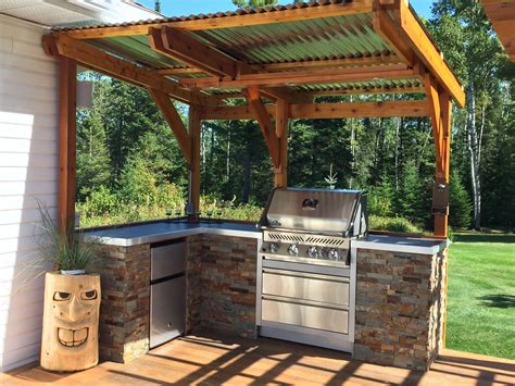 Simple Outdoor Kitchens - Simple pallet shelves for the rustic outdoor kitchen ... / These free ...