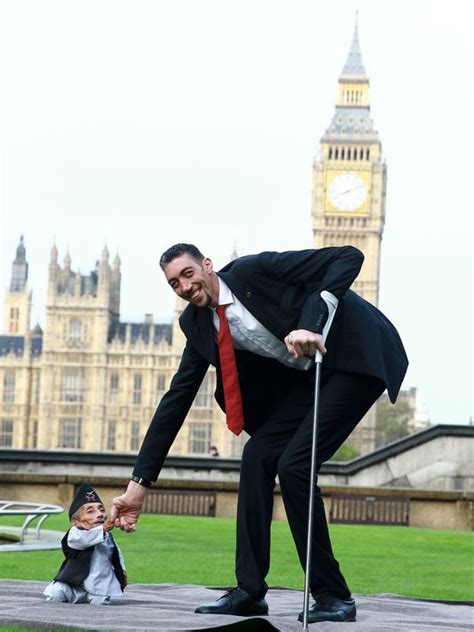 World's tallest man meets world's shortest man | wusa9.com