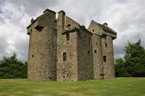 Haunted Earth`s Ghost World: SOME HAUNTED SCOTTISH CASTLES | Scottish castles, Castle, Castle ...