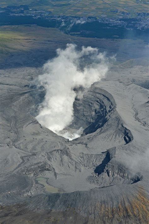 Photo Special: Mount Aso erupts, JMA warns of further eruption on same scale - The Mainichi