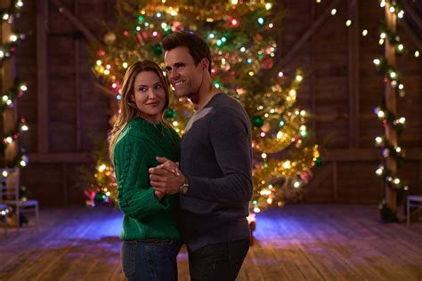 ‘A Merry Christmas Wish’: Watch 1st Look at GAC Family 2022 Movie | Us Weekly