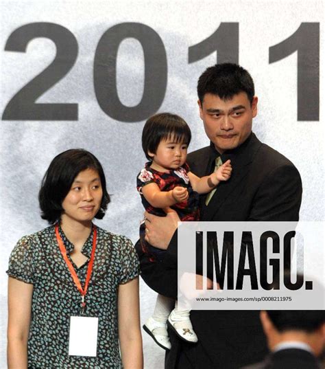 Chinese basketball player Yao Ming and wife Ye Li and daughter Yao ...