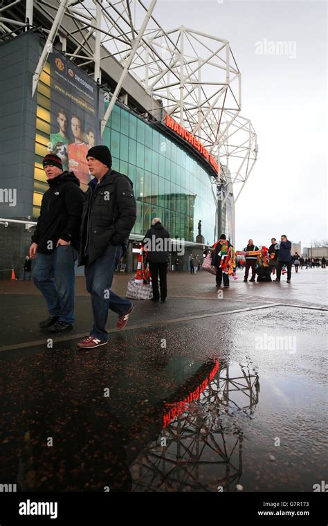 Old trafford fans hi-res stock photography and images - Alamy