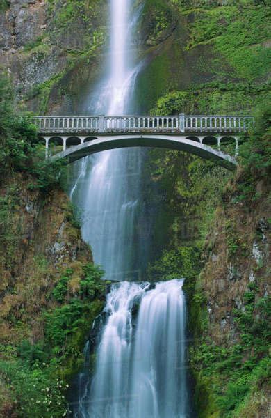 Bridge across Multnomah Falls, Columbia River Gorge, Oregon, USA ...