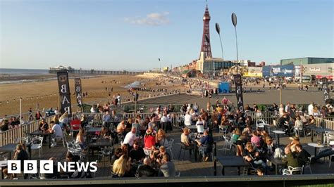 Blackpool crowds ignore Covid 'last blast' warning - BBC News