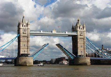 File:Tower Bridge,London Getting Opened 5.jpg - Wikimedia Commons