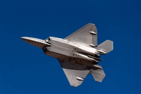 Underside view of a USAF Lockheed F-22 Raptor [2560x1707] : r/WarplanePorn