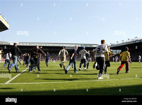 LEEDS FANS INVADE PITCH LEEDS UTD V IPSWICH TOWN ELLAND ROAD LEEDS ...