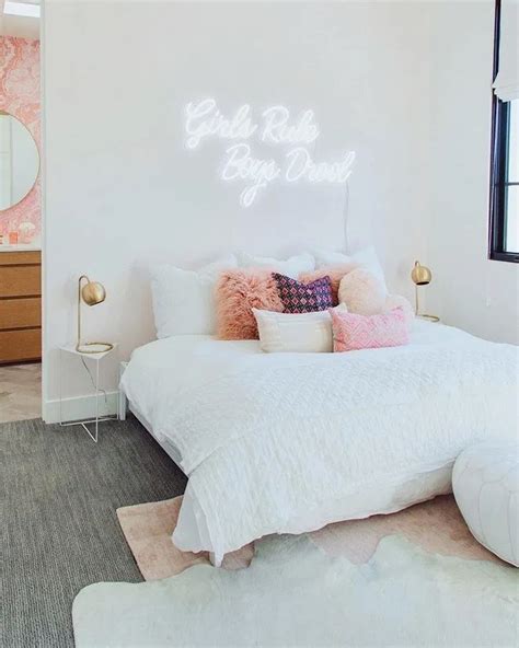 20+ Neon Sign Bedroom Ideas