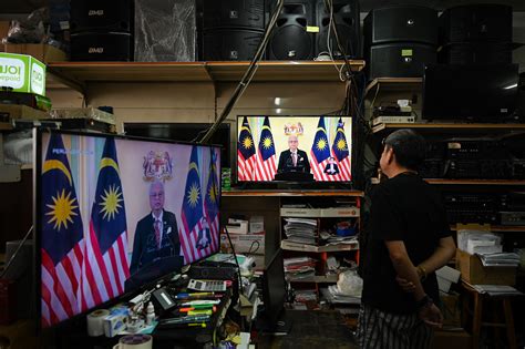 Malaysia PM Ismail Sabri Yaakob Dissolves Parliament, Paving Way for Early Vote - Bloomberg