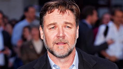 Bajan a Russell Crowe de avión por llevar hoverboards en equipaje | Univision Famosos | Univision