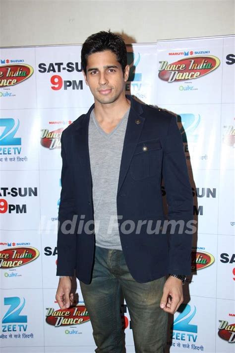 Sidharth Malhotra during Hasee Toh Phasee Promotions on DID Season 4 Photo