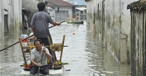 Deaths and destruction as floods ravage southern China