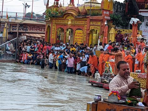 Magnificent Ganga Aarti in Haridwar Through 7 Real-Life Pictures