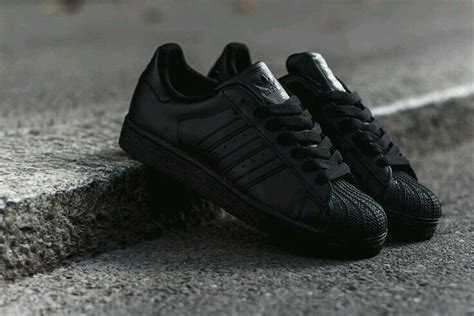 All black superstar☆ Moda Sneakers, Sneakers Men, Sneakers Fashion, All Black Sneakers, Black ...