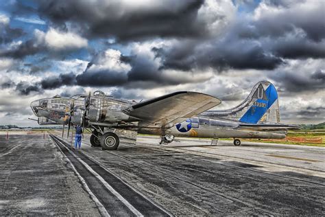 B-17 Sentimental Journey | HDR creme