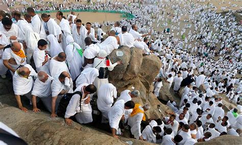 Saudi Arabia lifts Kaaba's 'kiswah' in preparation for 2021 Hajj season ...