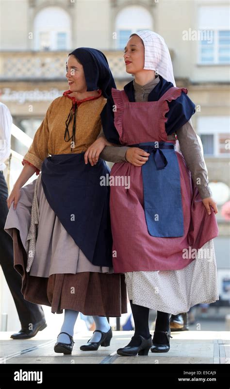 Belgium costume hi-res stock photography and images - Alamy