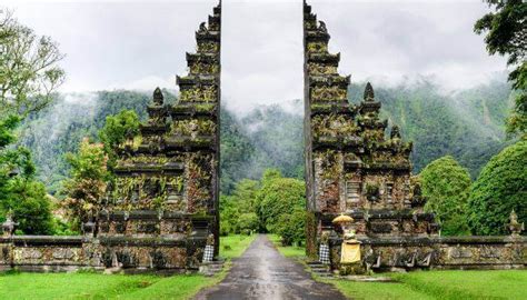 28 Beautiful Places in Indonesia Every Tourist Must Visit In 2023!