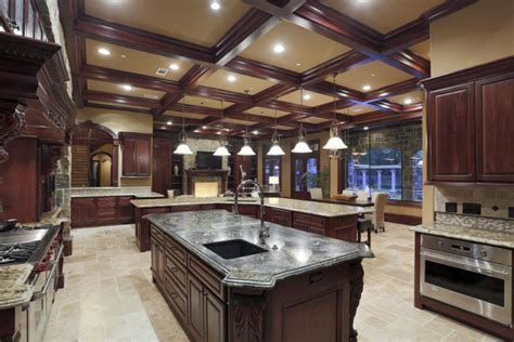 20 Luxurious Mansion Kitchens