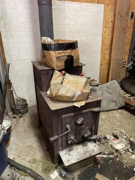 Huntsman wood stove | Live and Online Auctions on HiBid.com