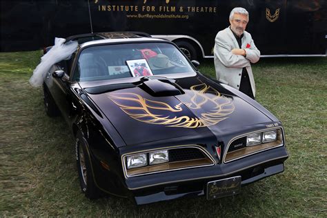 1977 PONTIAC FIREBIRD TRANS AM "SMOKEY AND THE BANDIT" PROMO CAR - Front 3/4 - 190067