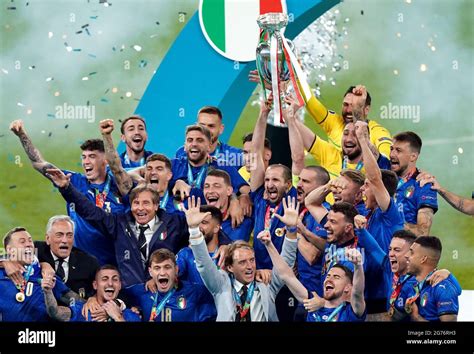 Italy Captain Giorgio Chiellini lifts the UEFA Euro 2020 Trophy ...