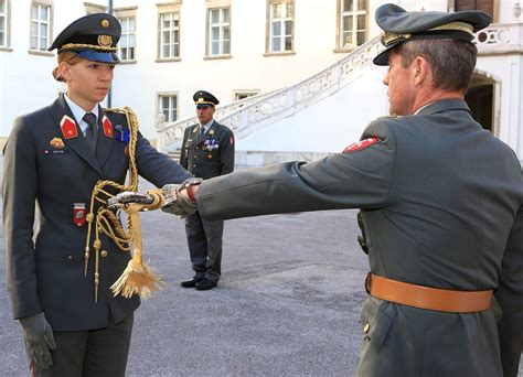 Bundeswehr Generalleutnant Uniform - Page 2