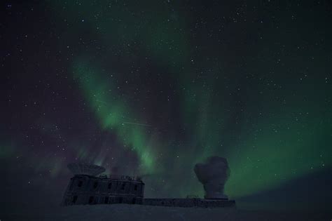 Auroras and the South Pole Telescope (Antarctica) [OC][4386x2920] : r ...