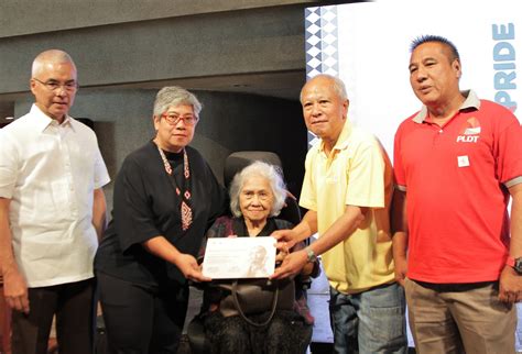 National Artist Napoleon Abueva Receives Award at DPC-PLDT Visual Arts ...