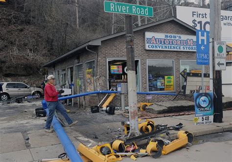 At least one person trapped in multi-vehicle crash near Rankin Bridge | Pittsburgh Post-Gazette