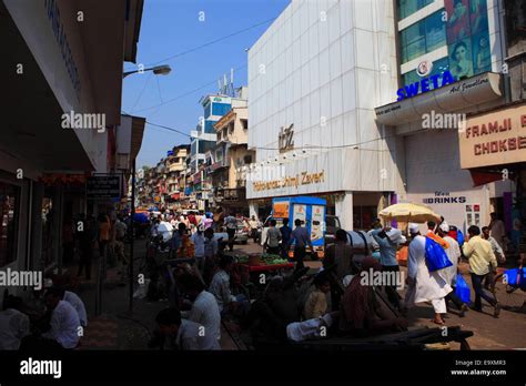 Mumbai, India. 21st Oct, 2014. View of Jhaveri Bazaar, the biggest Gold Retail market in Mumbai ...