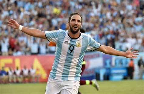 Higuain staying put according to Napoli president - Zero Striker