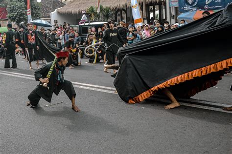 malang, indonesia - 7 de agosto de 2022. festival de arte cultural local de la ciudad de batu ...