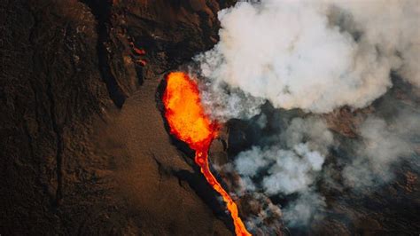 Satellite imagery shows Mauna Loa spewing lava, ash and gas from space ...