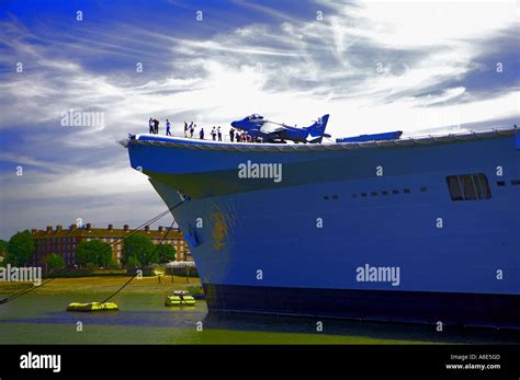 Hms invincible hi-res stock photography and images - Alamy