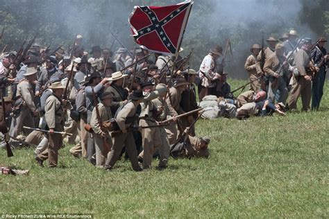 Civil War enthusiasts reenact Battle of Gettysburg infantry assault | Daily Mail Online