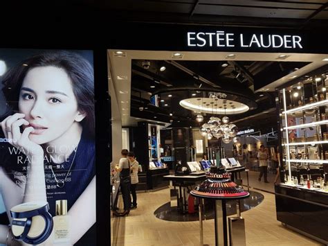 How Estée Lauder uses online marketing to boost its offline sales?