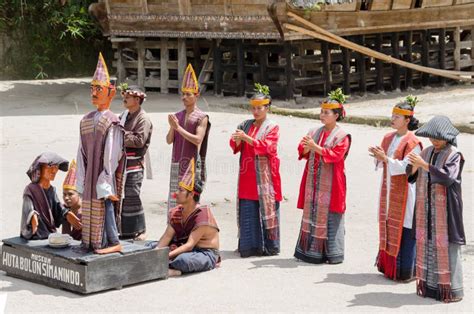 Danza De Batak En Sumatra, Indonesia Imagen de archivo editorial - Imagen de étnico, sunlight ...