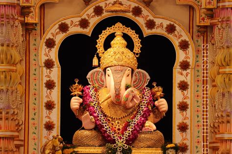 Dagdusheth Ganpati | Dagdusheth ganpati, Hindu gods, Hindu